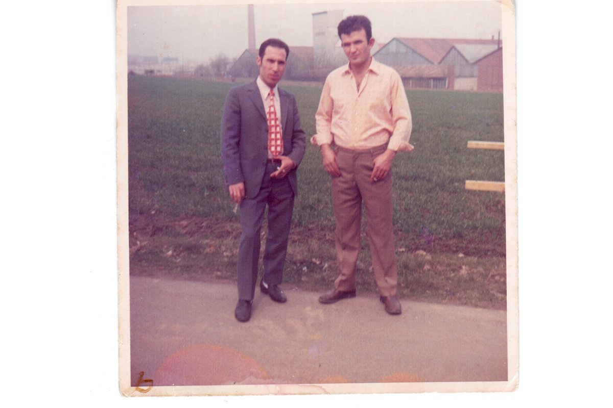 Ismail Azattemür und Haydar Yilmaz vor dem Fabrikgebäude von Burton