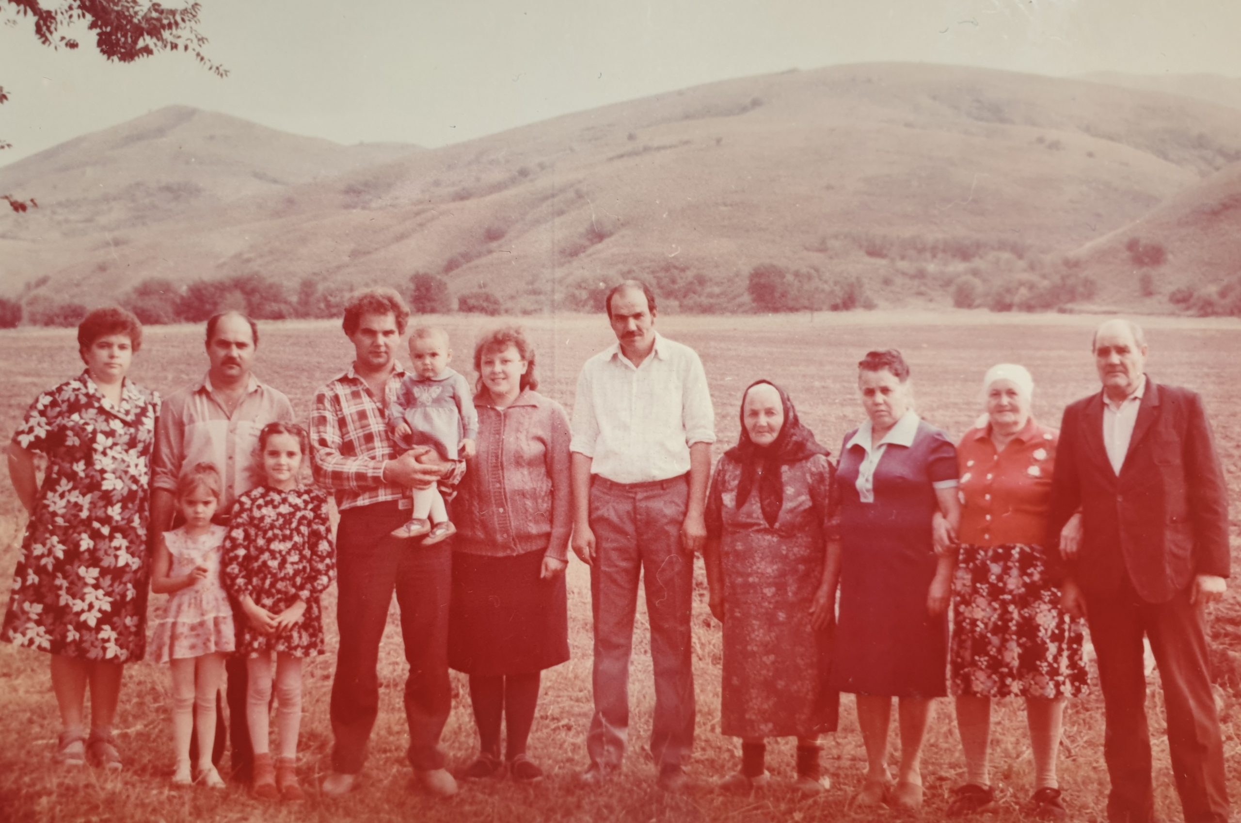 5 Issyk 1989 - Abschiedsfoto - Mama, Papa, Onkel Viktor, seine Frau Olga, Onkel Peter, Uroma, Babuschka, Unbekannt, Deduschka,die Kinder Anna, Lilia u Natali